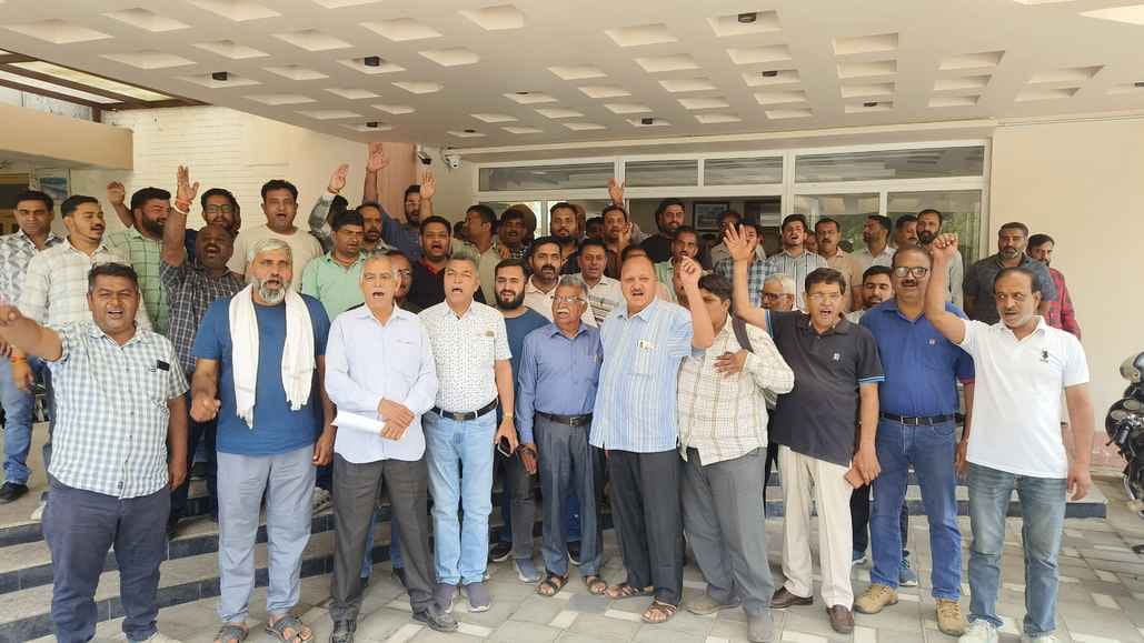 Contractors angry over non-payment opened front against the government