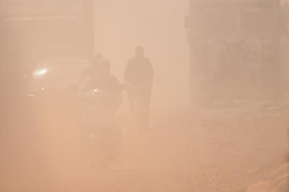 Kanpur Dug up roads flying dust and traffic jams cold and fever spread in homes these are the symptoms