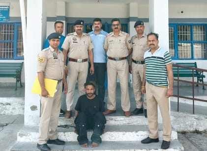The prisoner who came on parole had snatched the earrings, arrested from Hajipur, Punjab