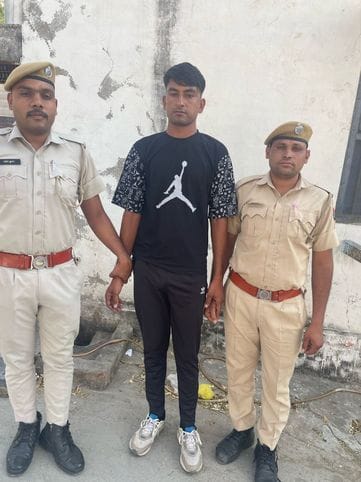 पुलिस की गिरफ्त में आरोपी