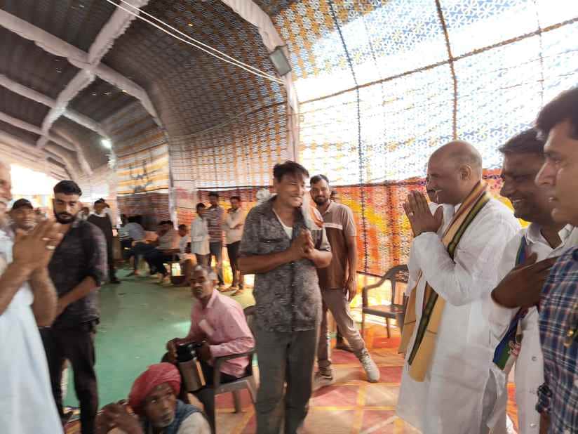 अफीम तौल केंद्र का निरीक्षण करते सांसद सीपी जोशी