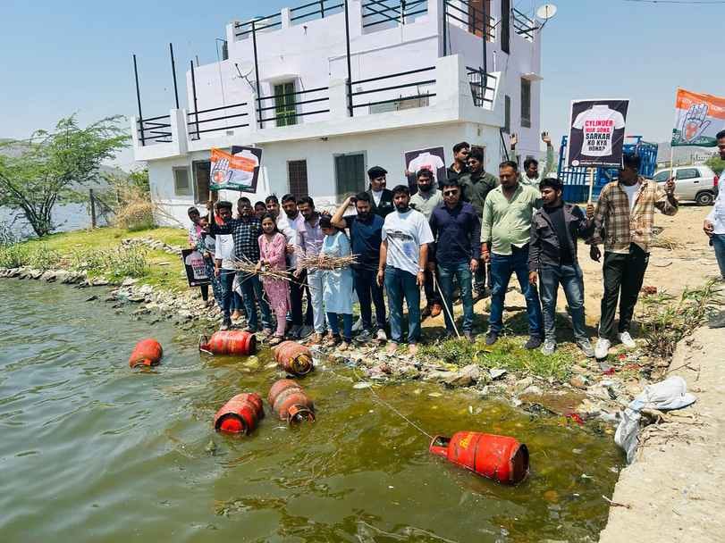 Youth Congress's unique protest against the rising prices of gas cylinders