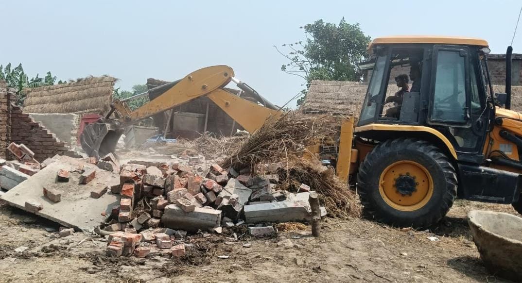 Bulldozer ran in Sasana, houses built on the way were razed to the ground