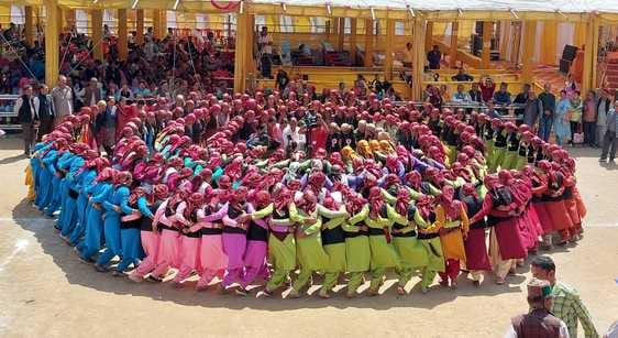 500 women danced wearing Dhathu