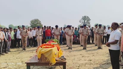  जवान के पार्थिव शरीर को सलामी देती टुकड़ी।