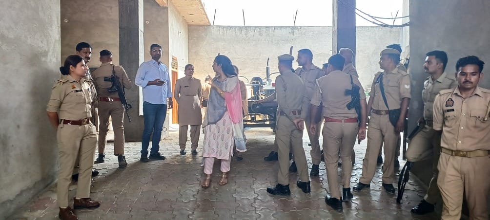 The team which reached to demolish the house of Khatta Prahladpur Pradhan returned