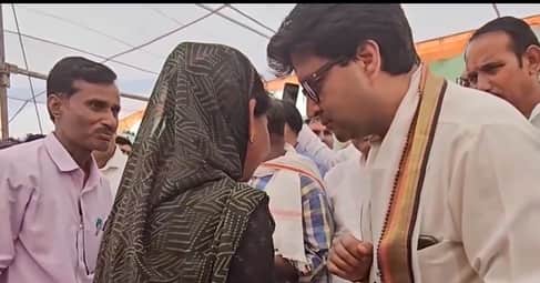 महिला को गुटखा न खाने की सलाह देते हुए श्री सिंधिया