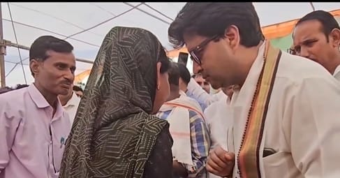 महिला को गुटखा न खाने की सलाह देते हुए श्री सिंधिया
