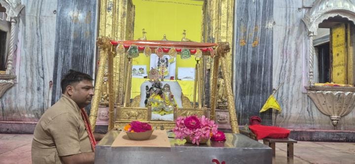 Rajadhiraj gave darshan to the devotees sitting in a golden cradle