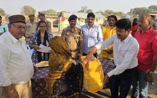 Distributed utensils, clothes and tarpaulins to fire victims