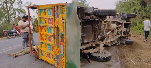 Animal trader from Mudhapande dies after pickup overturns