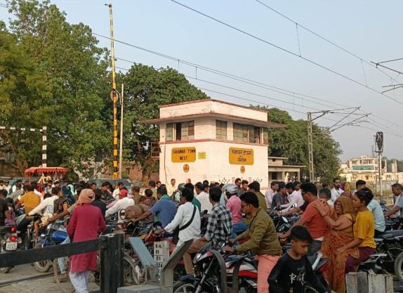 KASGANJ NEWS SAHAWAR RAILWAY CROSSING JAM