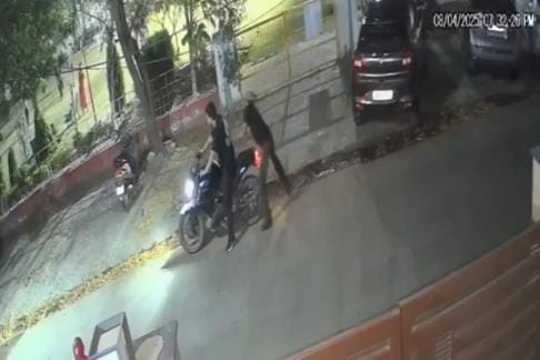 Two miscreants snatched the chain from a woman who went for a walk in the park and fled