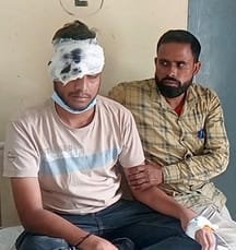 The youths travelling in a car broke the head of a medical student