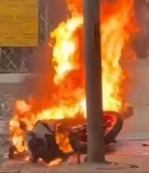 A moving bike caught fire, the young man saved his life by jumping