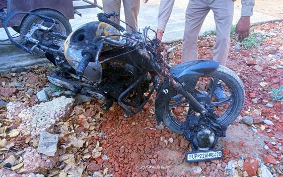 Attempt to crush the girl with car, miscreants burn bike