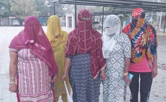 7400 rupees were robbed from women by luring them with 1200 rupees