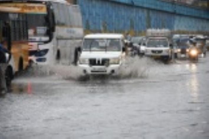 Lucknow started flooding due to unseasonal rain, rain is yet to come