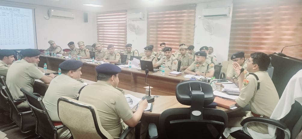 Police should behave friendly with the common people and take strict action against those doing illegal activities: SP