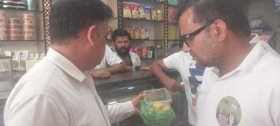 A worm came out while eating Dhokla in a reputed shop, created an uproar