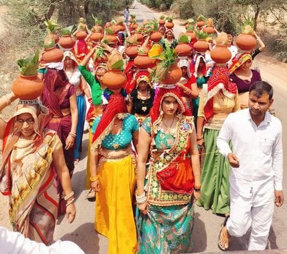 Kalash Yatra was taken out before the installation of the idol in village Garhi