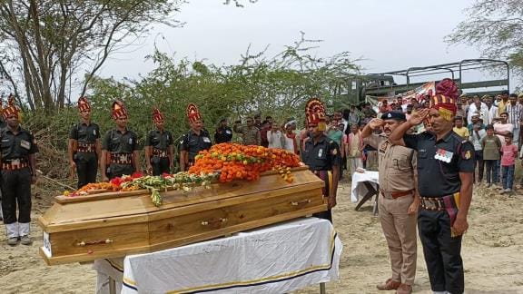 The last farewell to martyr Ankesh was given with tearful eyes