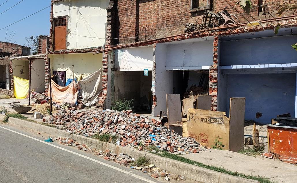 Houses demolished in Hata, way cleared for overbridge construction, work will start soon