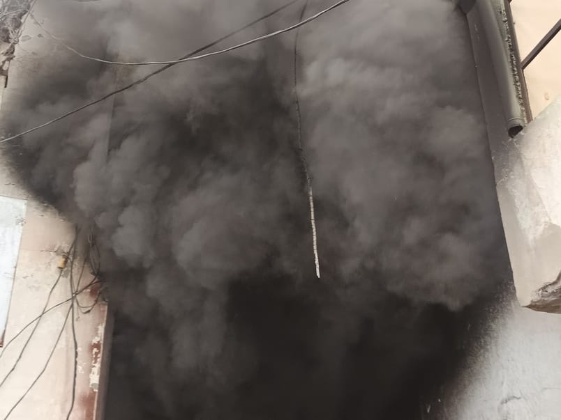 A huge fire broke out in a three-storey furniture warehouse, Delhi road jammed