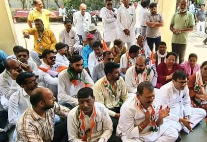 कांग्रेस नेताओं ने थाना परिसर में दिया धरना।