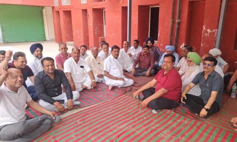 The commission agents demanded to start the purchase of mustard in the old market and expressed their anger