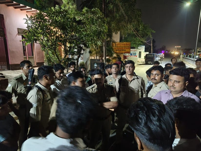 Scooty rider dies in a road accident, wife injured, villagers put the body on the highway and blocked it