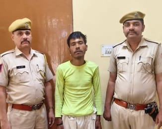 पुलिस गिरफ्त में बांग्लादेशी