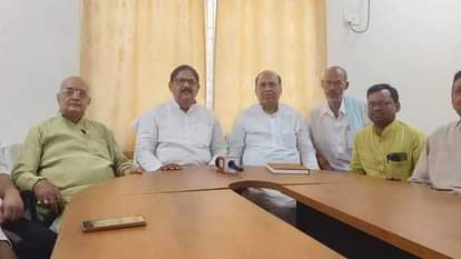 प्रेसवार्ता करते कांग्रेस नेता