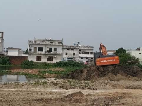 Mud filling continues in the pond, water filled in the streets of Vallabhnagar