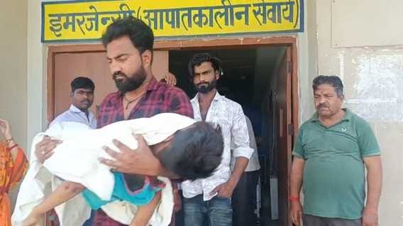 No stretcher was available, father kept roaming around with the dead body of the child in his lap