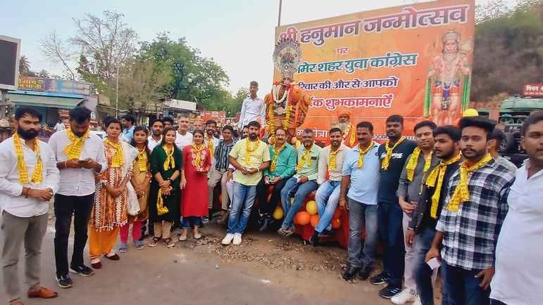 युवा कांग्रेस ने किया भगवा दुपट्टे व हनुमान चालीसा का वितरण