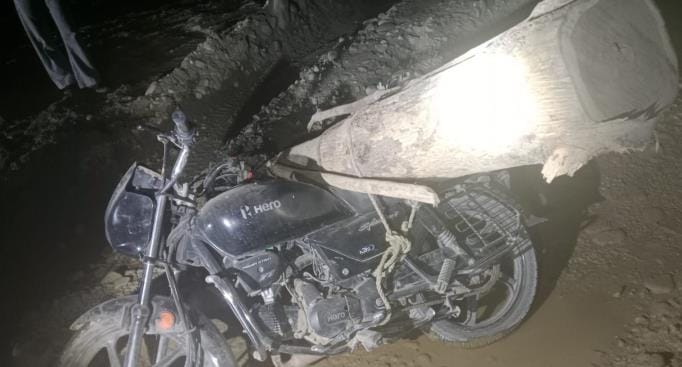 Eight bikes caught while smuggling teak