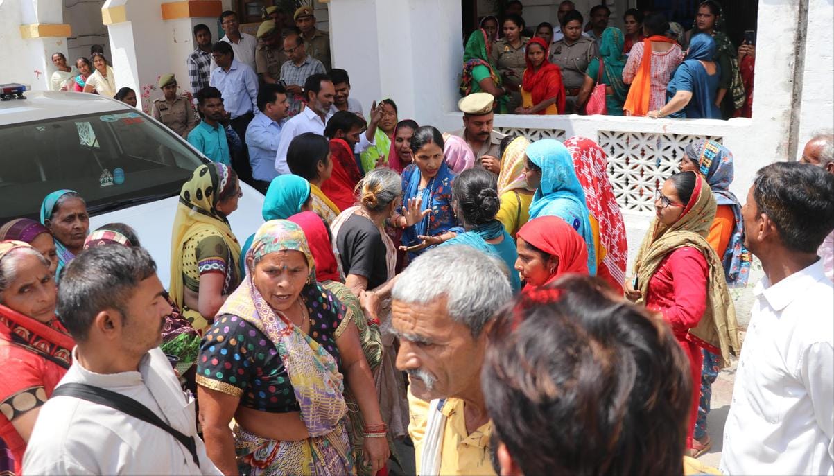 Villagers created a ruckus over opening of a liquor shop near the temple