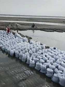 Sharda river is in spate, population of 1.25 lakh is 125 km away from district headquarters