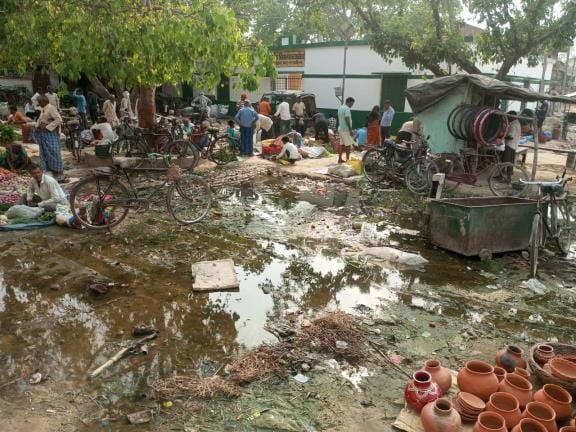 Waterlogging in the market, customers and shopkeepers all troubled