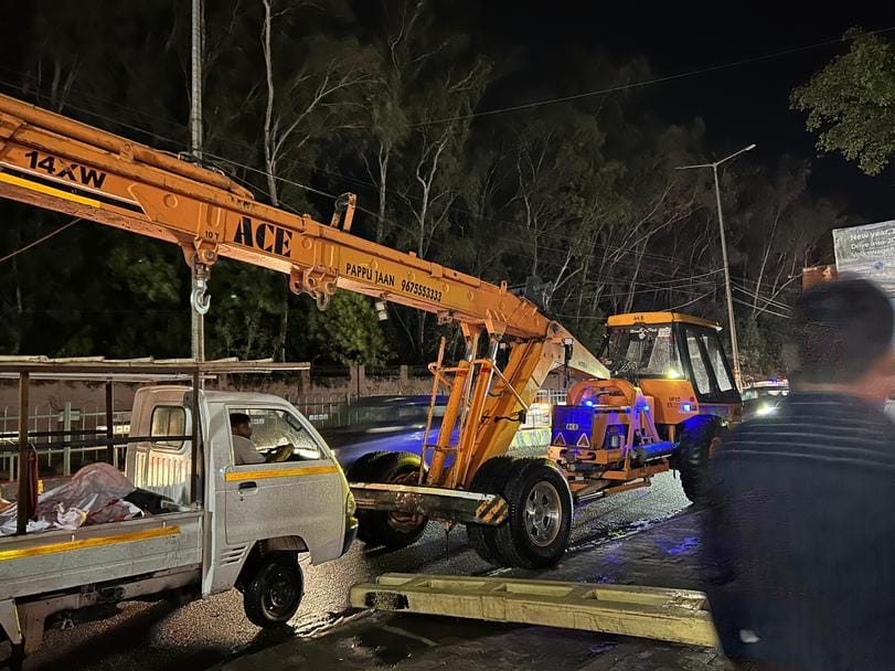 Several unipoles fell in front of Chaudhary Charan Singh University, a major accident was averted
