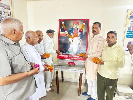 Paid tribute by offering floral tribute on the birth anniversary of Jyotiba Phule