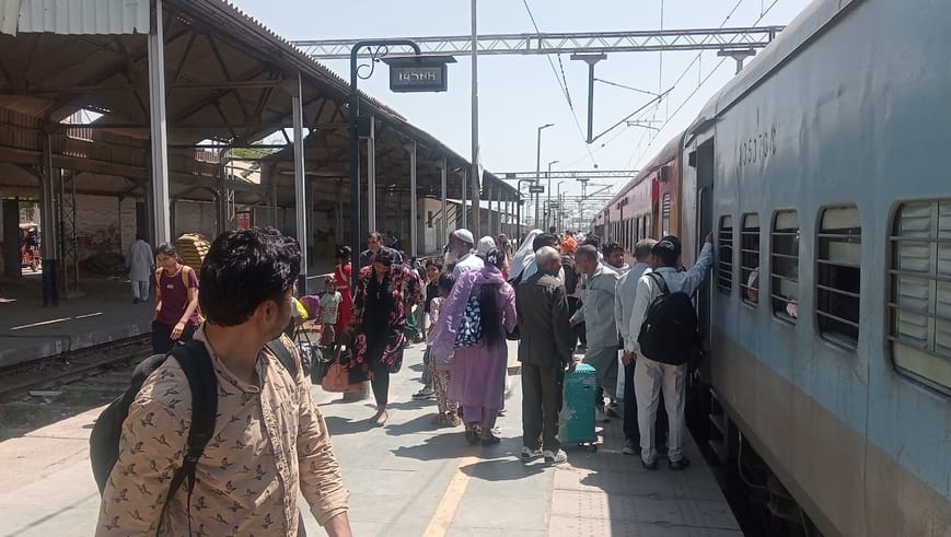 Passengers are troubled due to delay in trains, Unchahar and Netaji Express arrived 2 hours late