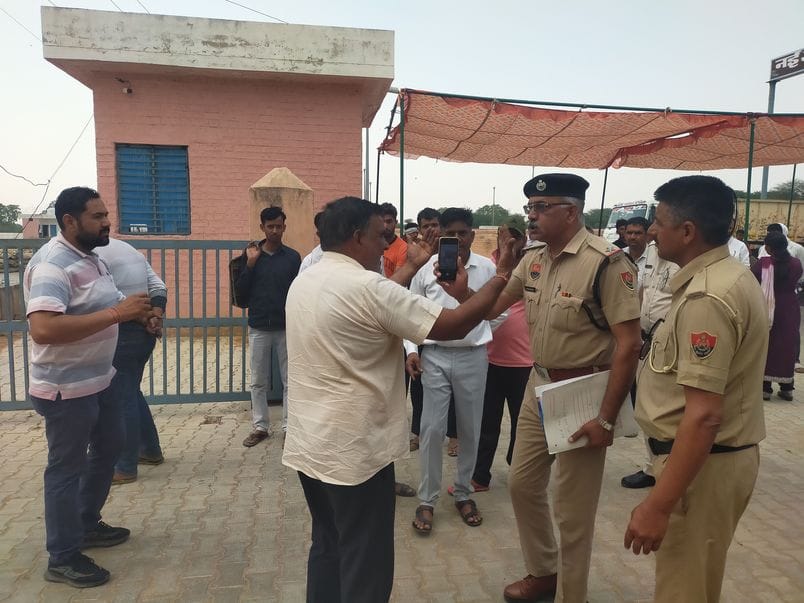 Anger due to non-lifting of mustard in Kanina Mandi