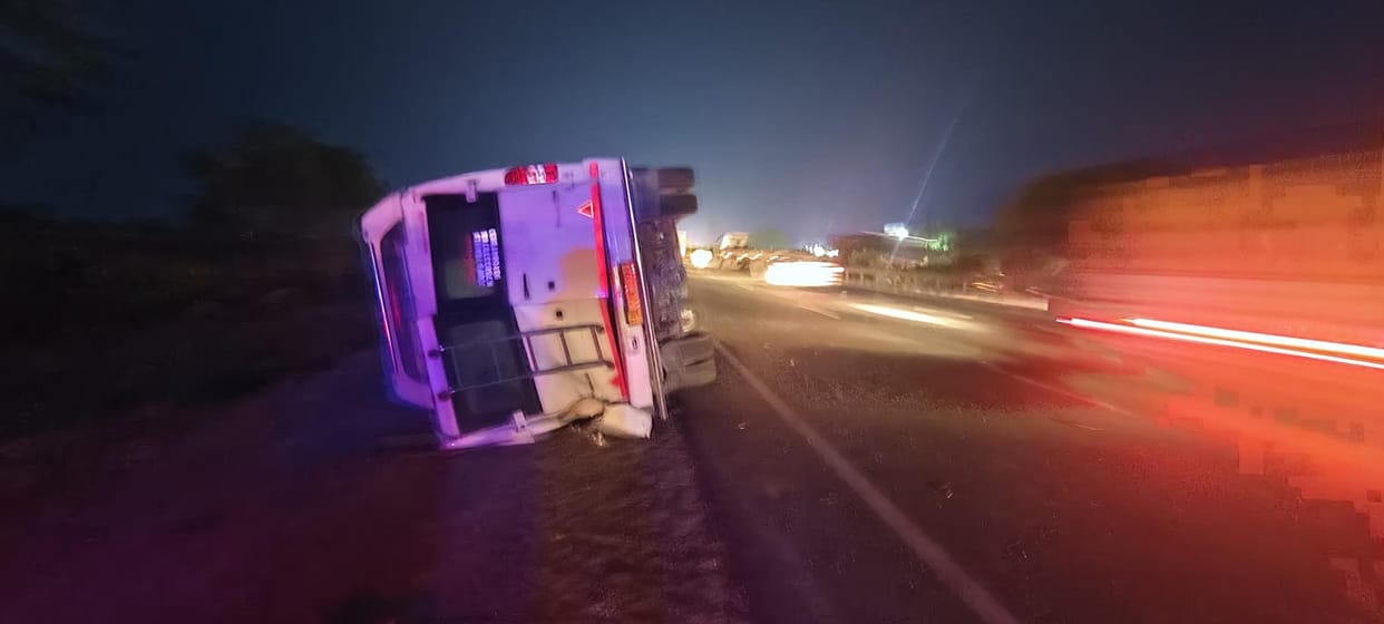Traveler lost control and overturned on the highway, 4 injured