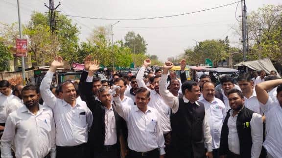 जाम लगाकर विरोध करते अधिवक्ता।