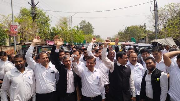 जाम लगाकर विरोध करते अधिवक्ता।