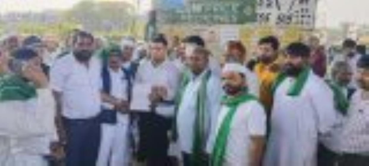 Dharna was given to close the meat shops open near Shiv Mandir