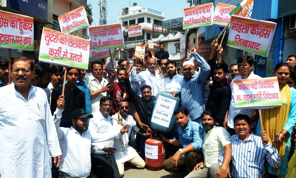 Congressmen took to the streets against inflation... demonstrated with cylinders
