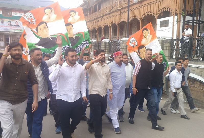 Youth Congress enraged over Kangana's comments, protests with black flags